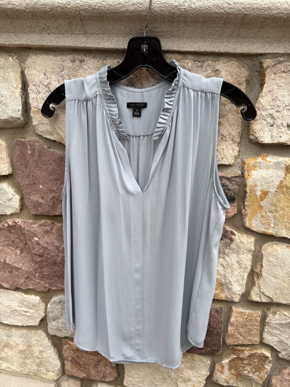 Ann Tayler Sleeveless Pleated top in light blu, Sz m